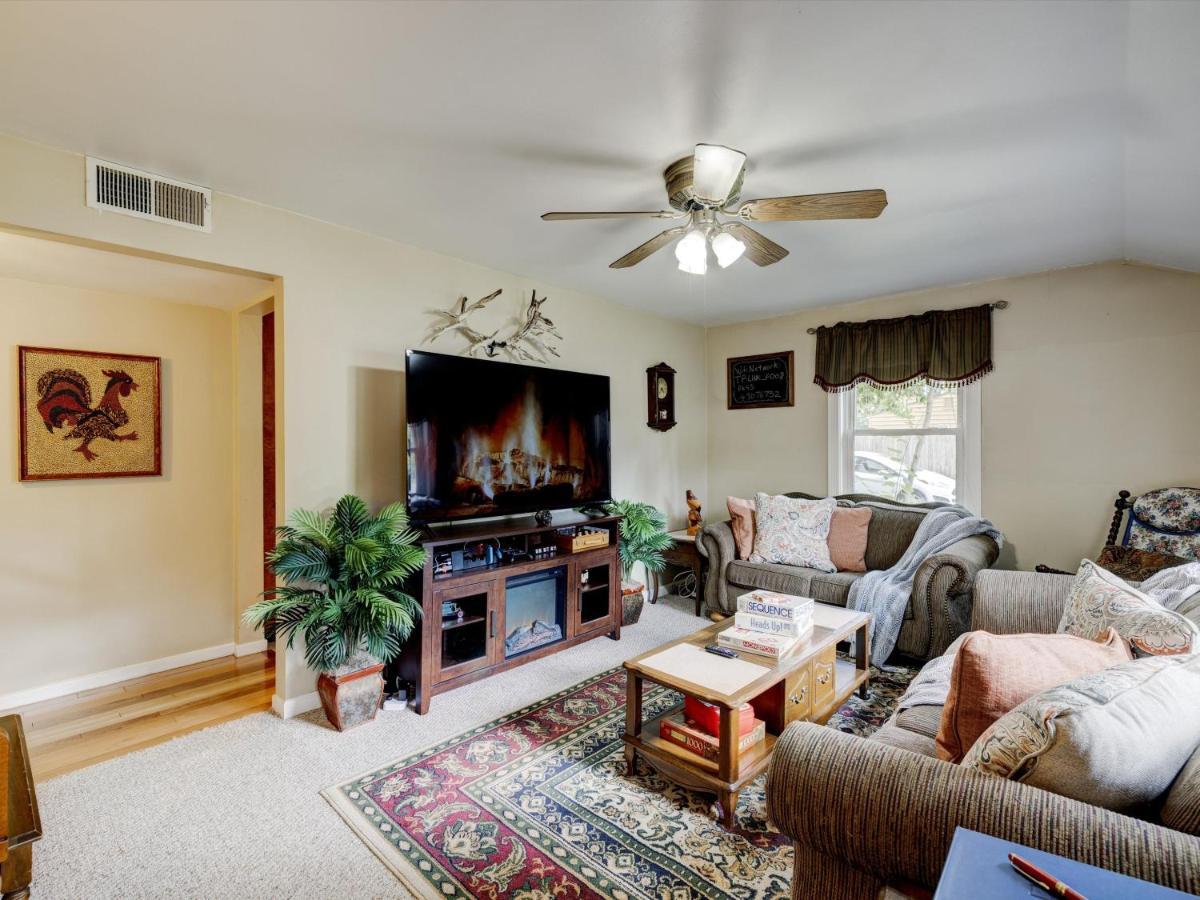 Mid-Century Brick Bungalow Home Evansville Exterior photo