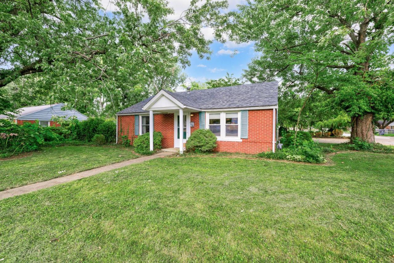 Mid-Century Brick Bungalow Home Evansville Exterior photo