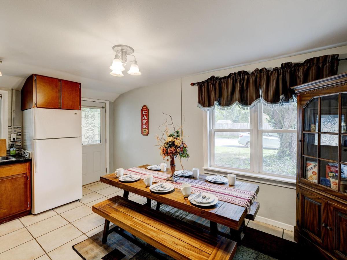 Mid-Century Brick Bungalow Home Evansville Exterior photo